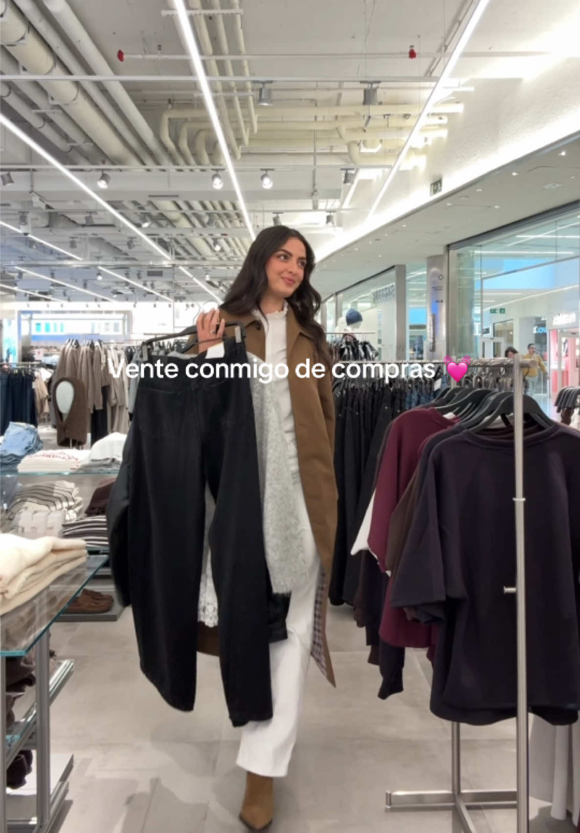 TikTok post by @missuqui for Pull&Bear. Caption reads: publicidadregalo toca renovar armario así que....