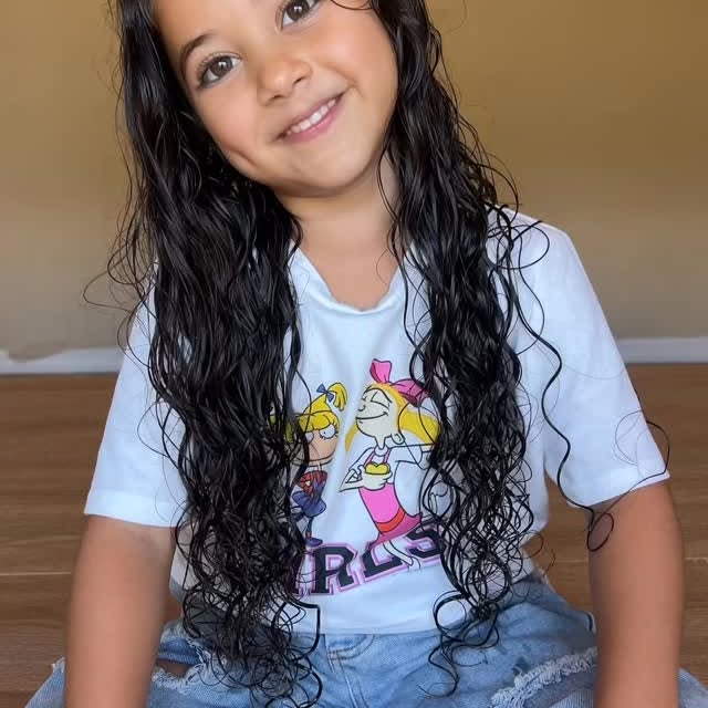 Instagram post by @ellabella_soleil for Dreame. Caption reads: Salon curls for Ella 😍 Using @dreame.usa AirStyle....