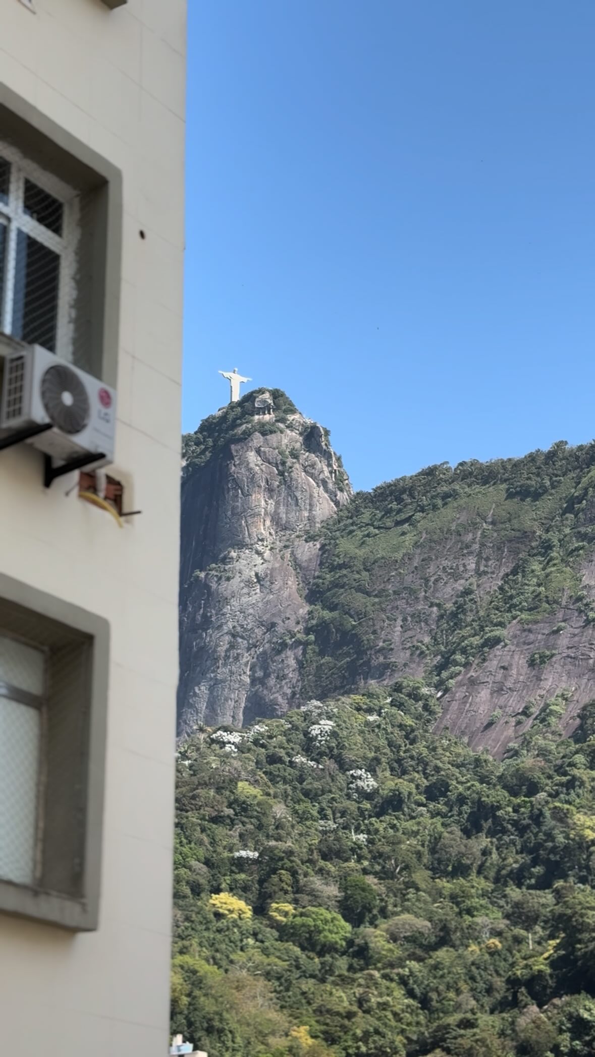 Instagram post by @_maricipriani for Hidratei. Caption reads: Sabadou 🌊⚽️

@darklabsuplementos....