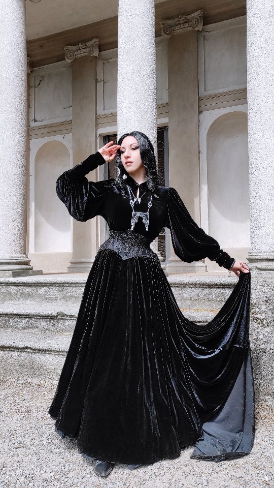 Instagram post by @hekate_nocturnal for Petals and Poison. Caption reads: [...] code: "HEKATE")
🌹Necklaces:....