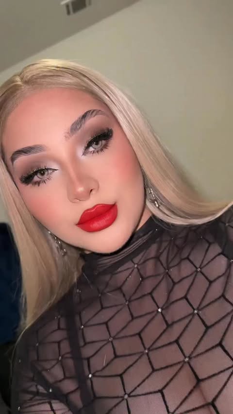 Instagram post by @makeupelii_mua for Nomad Cosmetics. Caption reads: Tutoríal 🫶

Palette @nomadcosmetics 

Glitter....