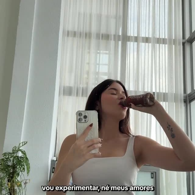 Instagram post by @sofiasantino for NESCAFÉ. Caption reads: minha guerra com o café gelado acabou!

graças a....