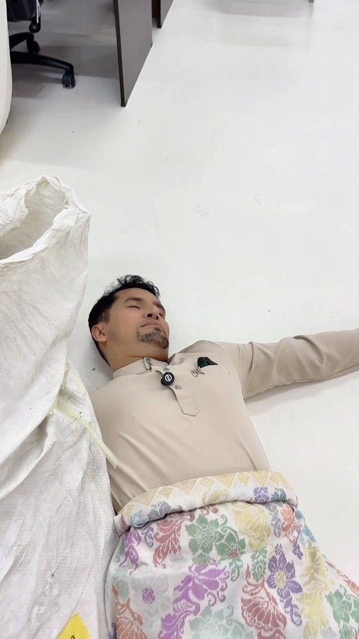 Instagram post by @aliffsyukriterlajaklaris for HIJABISTAHUB. Caption reads: [...] Dato terus berjuang sebagai CEO HijabistaHub....