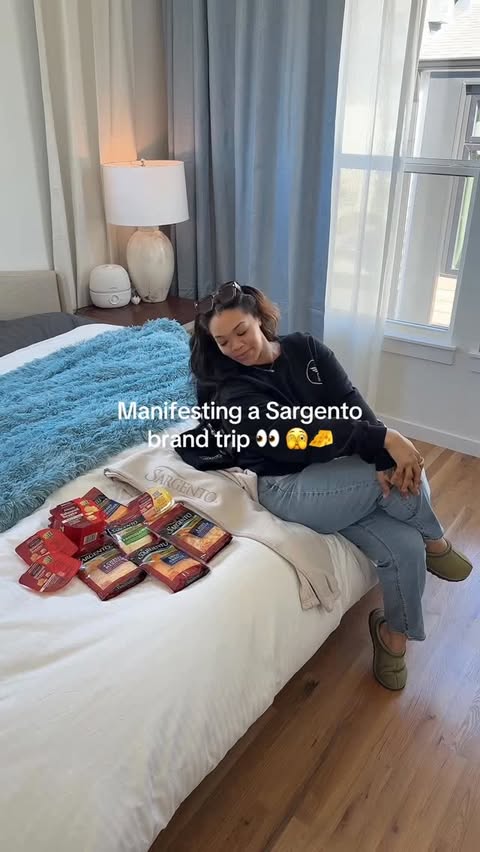 Instagram post by @hungrymockingbird for Sargento. Caption reads: Who loves Sargento more than me? No one!! heard....