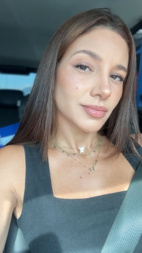 Instagram post by @bylorenacoelho for Benefit Cosmetics. Caption reads: Que nunca? Hahahhahaha 

O Hoola sempre salva....