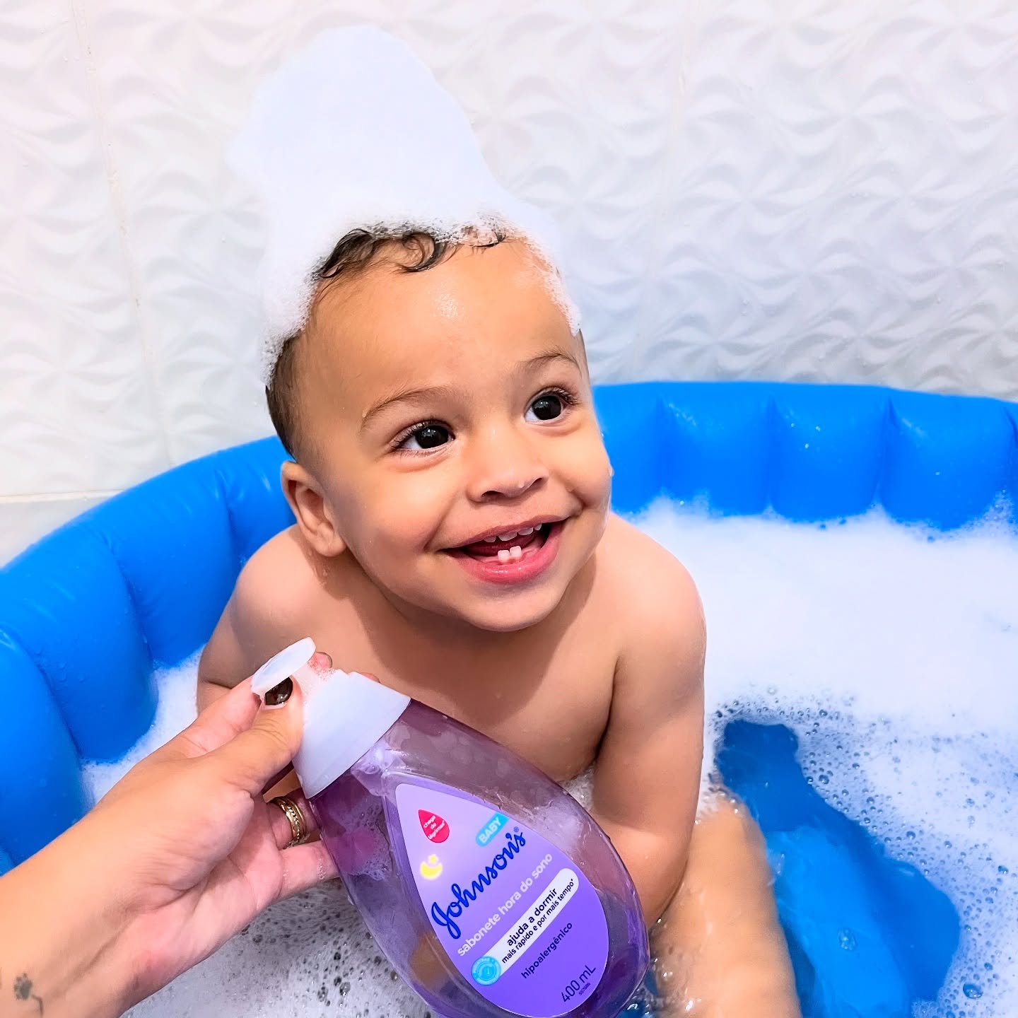 Instagram post by @taahxavieer for Johnson's Baby. Caption reads: “Hora do sono com um toque de alegria! Meu pequeno....