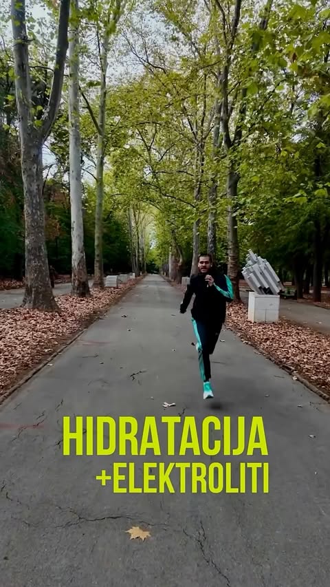 Instagram post by @jst400 for BIOTHERM. Caption reads: Intenzivna hidratacija + elektroliti @biotherm....