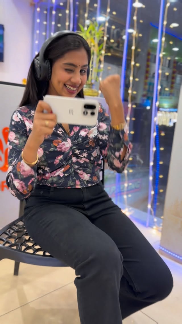 Instagram post by @priya.savadi for Poorvika. Caption reads: Gamers also have a chance😳😂
@oneplus_india....