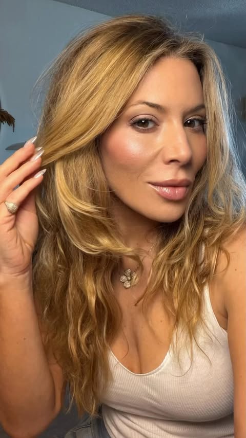 Instagram post by @daisybeautytoye for jane iredale. Caption reads: [...] I’ve used in my kit for years @janeiredale....