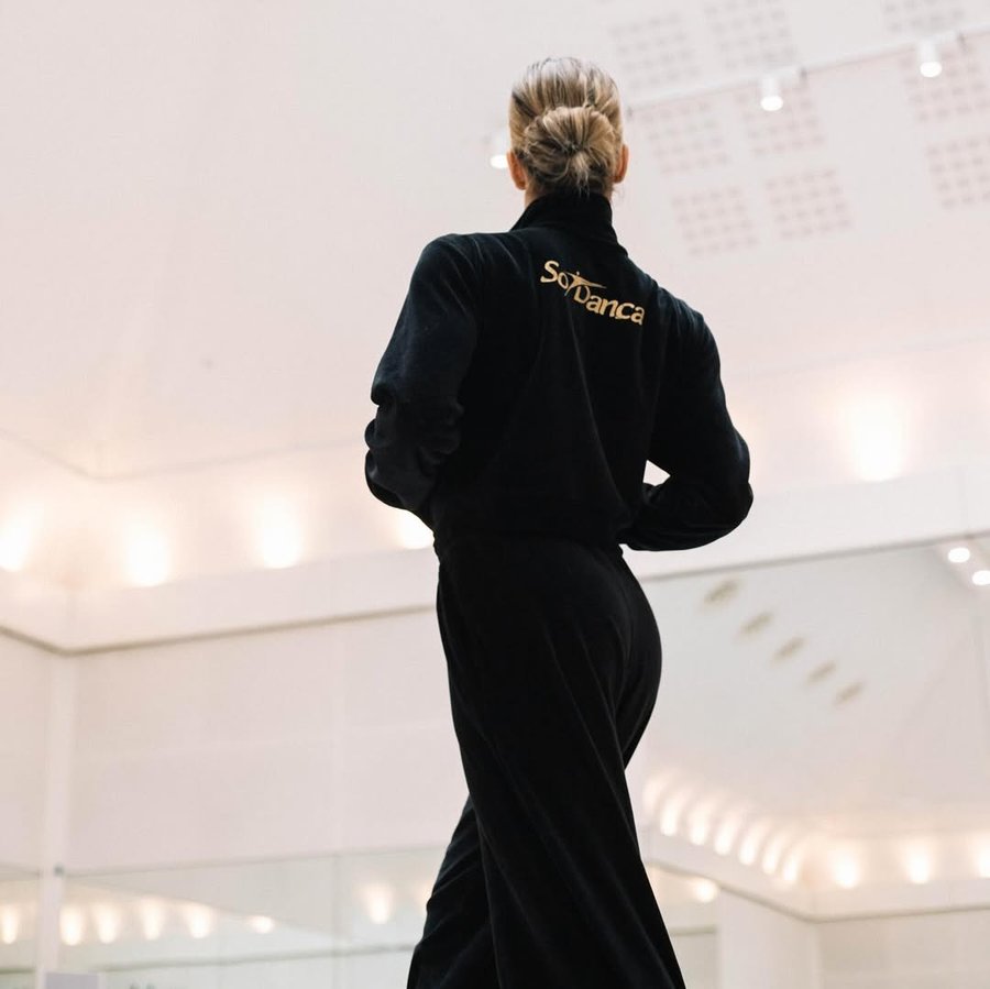 Instagram post by @maymagriofficial for Só Dança. Caption reads: [...] 🧡 grateful for this partnership with ‘Só....