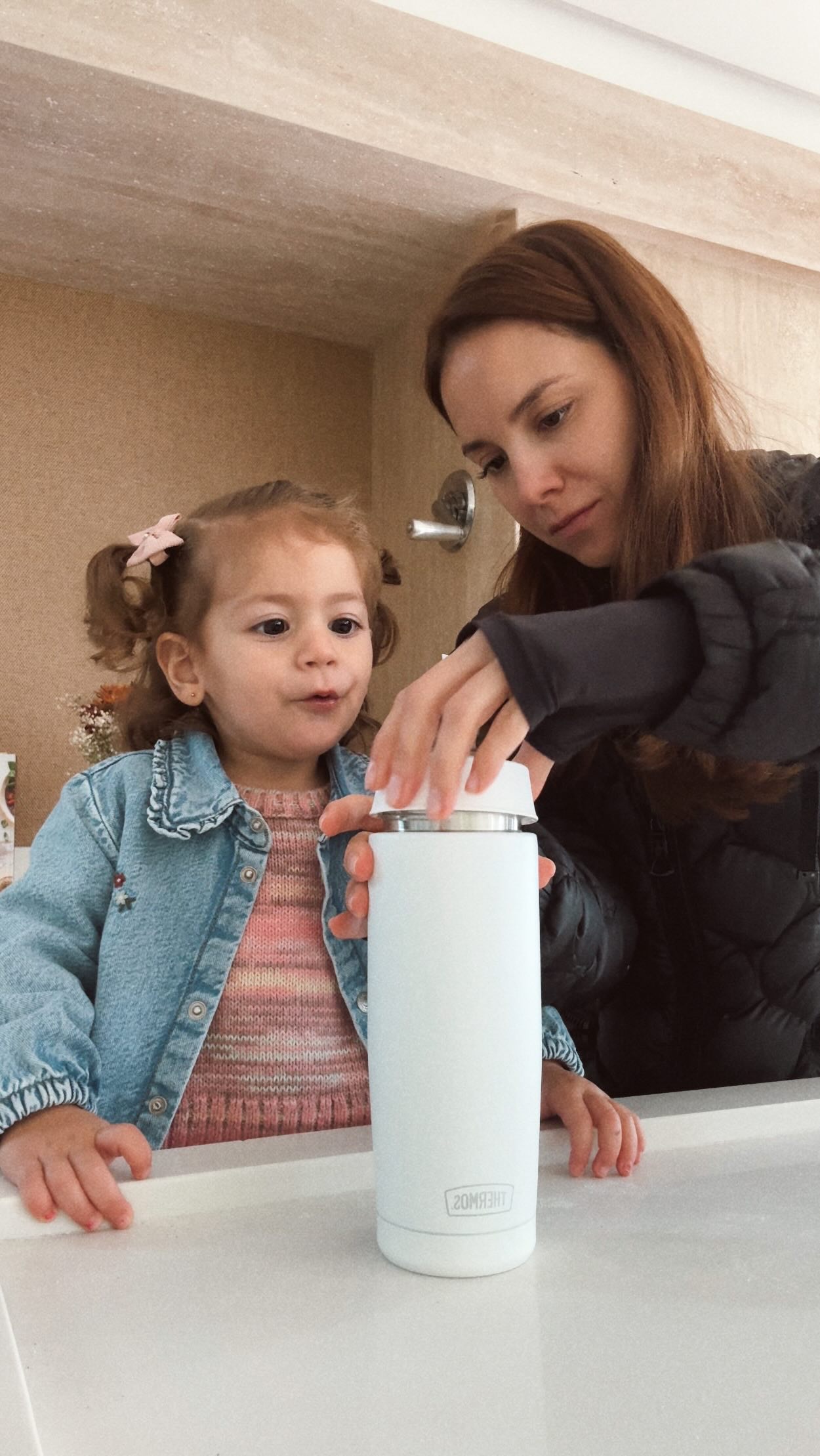 Instagram post by @luisa for Thermos Brasil. Caption reads: Viajar é bom, mas voltar pra casa é bom de mais!....