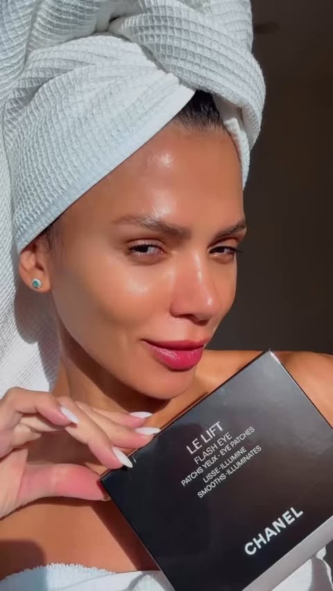 Instagram post by @juliana_m_leite for CHANEL. Caption reads: [...] A refreshed look.
LE LIFT FLASH EYE by....