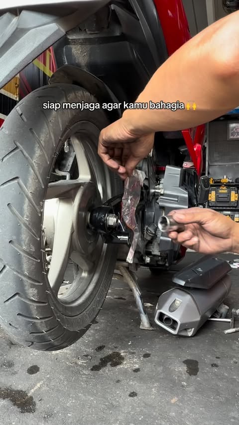 Instagram post by @kita_ban_muntilan for DEWALT. Caption reads: [...] pelanggan 🙌

Didukung alat profesional....