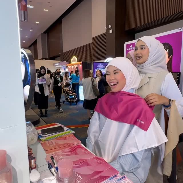 Instagram post by @wardahbeauty_my for Watsons. Caption reads: cepat pergi buat color analysis 🫴🏻 #wardah....