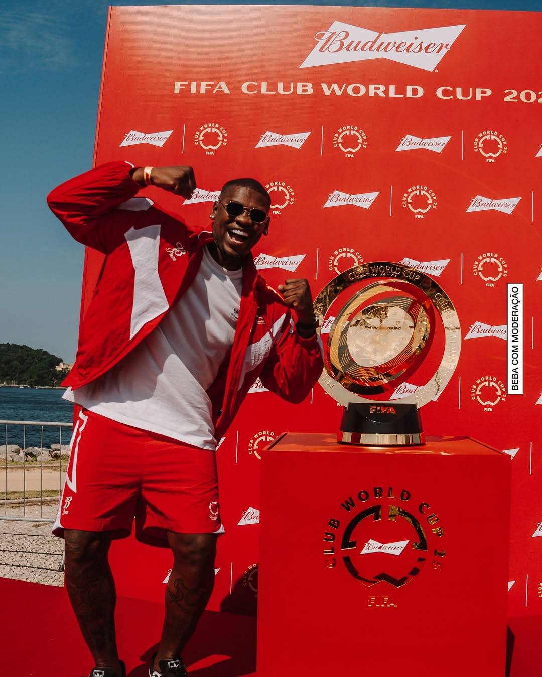Instagram post by @leomacae89 for Budweiser. Caption reads: Domingo incrível com o troféu da Copa do Mundo de....