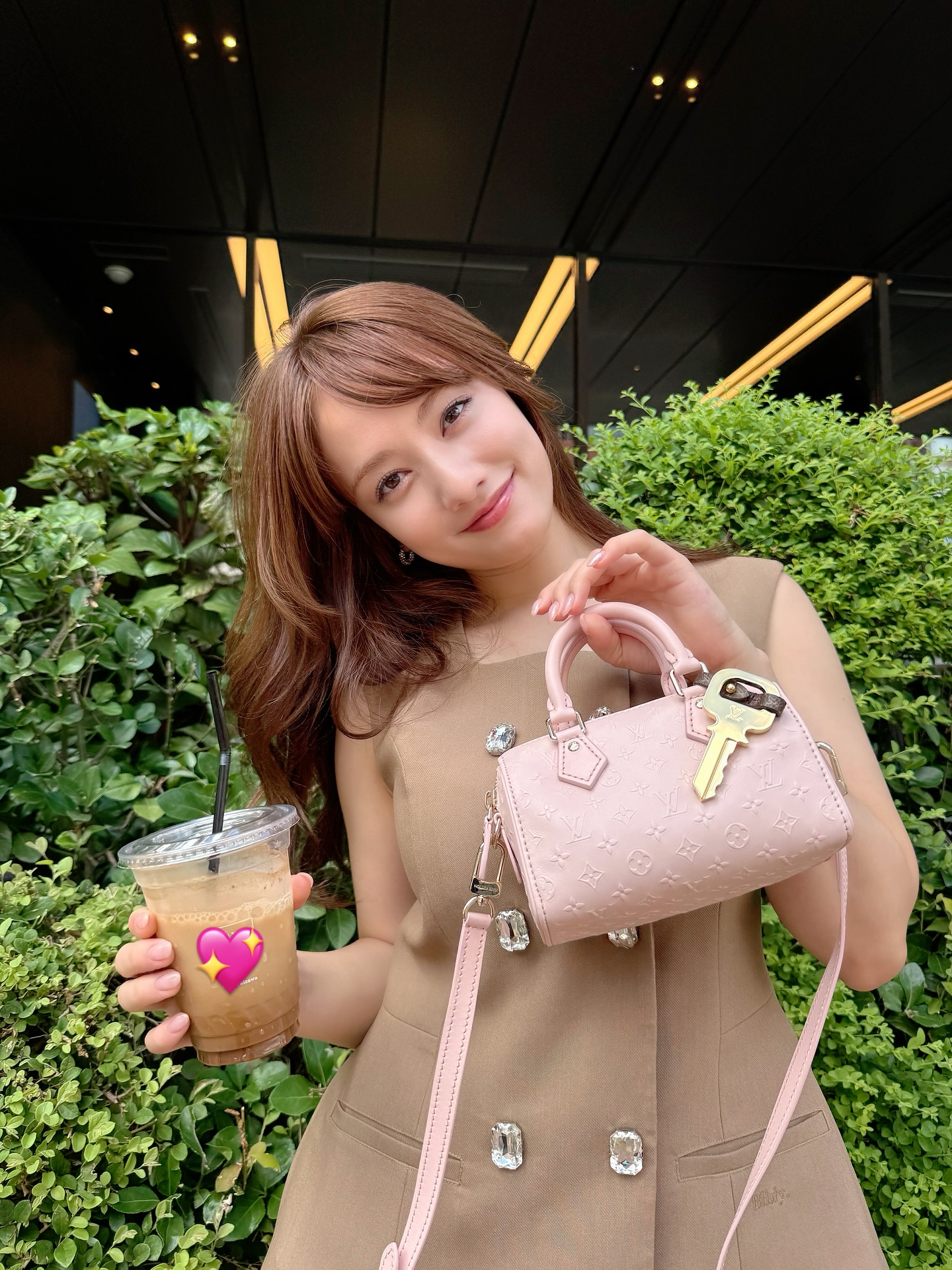 Instagram post by @mariaaaa728 for Louis Vuitton. Caption reads: マネージャーさんとお仕事の合間に水分補給も兼ねてカフェに行きました💖
暑い日々が続いてるのでみなさ....