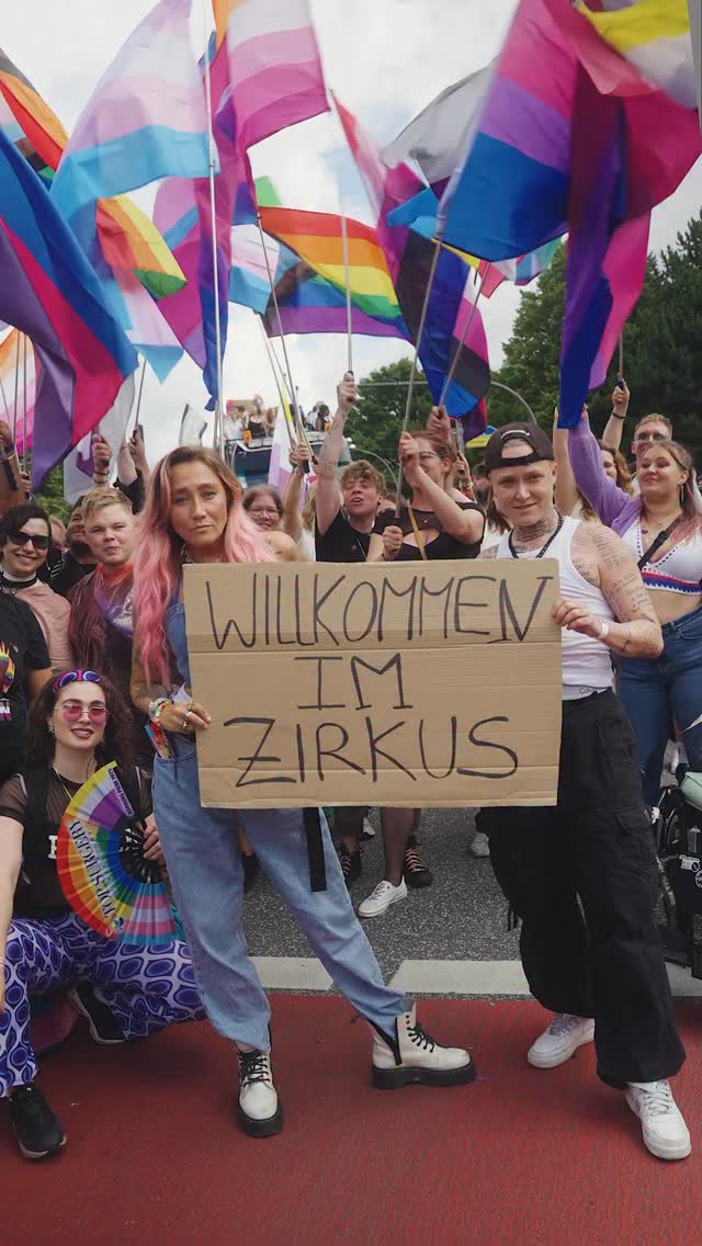 Instagram post by @luimichalski for Amnesty Italia. Caption reads: Willkommen im Zirkus! 🤡 Ein 260.000 Menschen....