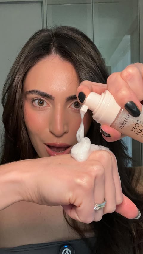 Instagram post by @natdeusdara for Catrice Cosmetics. Caption reads: Já tinham visto primer em espuma? 😮 Soft Glam....