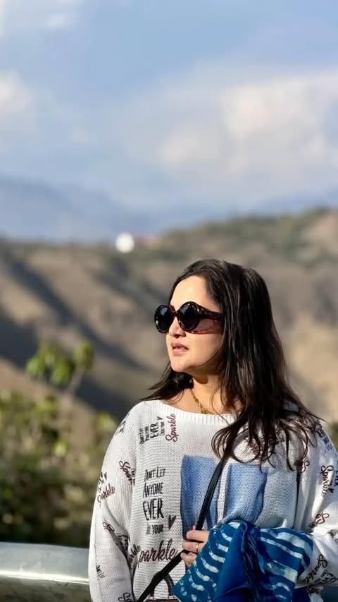 Instagram post by @madsj30 for StayVista. Caption reads: [...] dreams and sunsets feel like magic!....