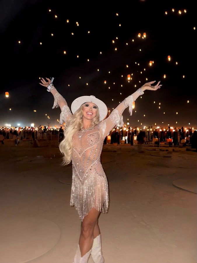 Instagram post by @tawnyinwonderland for Mew Mews. Caption reads: ℐ 𝓉𝑜𝓁𝒹 𝓉𝒽𝑒 𝓈𝓀𝓎 𝒶𝒷𝑜𝓊𝓉 𝓎𝑜𝓊....