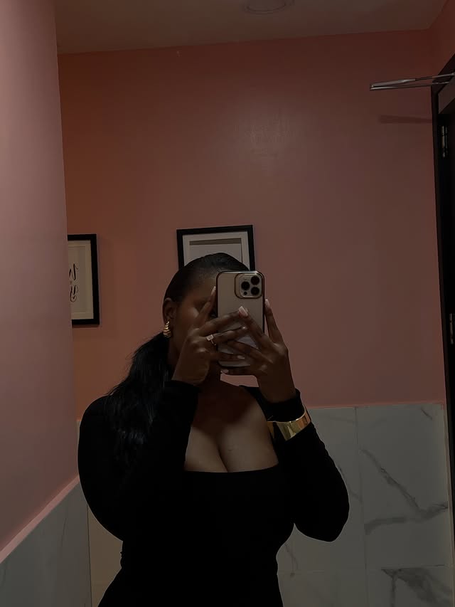 Instagram post by @joanmelly_ for MALFY Gin. Caption reads: December nights 💕
@malfygin 
#immaginaMalfy.