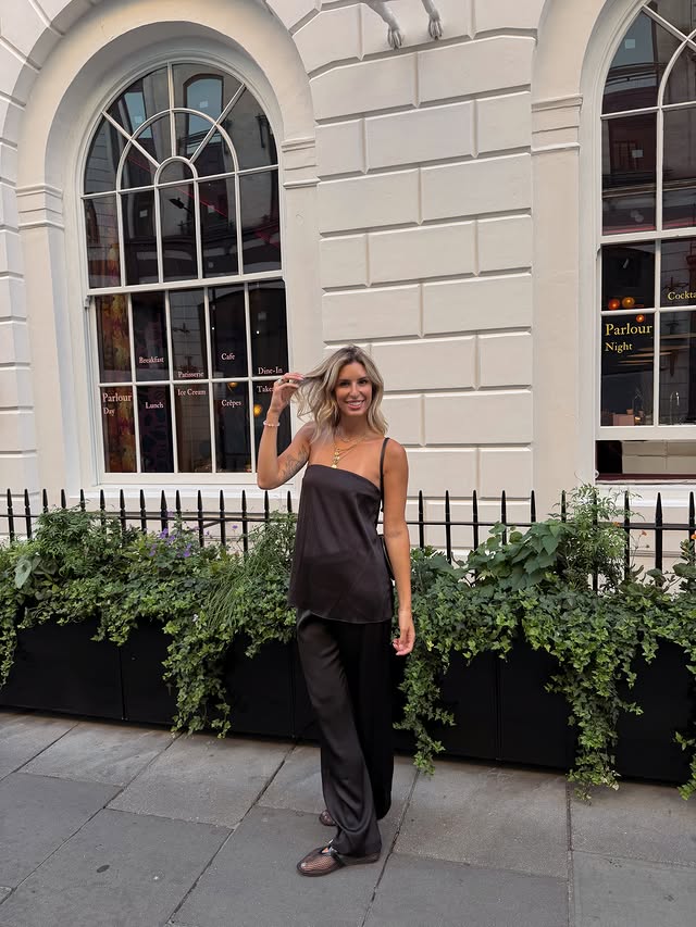 Instagram post by @gregemamma for essie. Caption reads: @essie mi ha portata a cena da @sketchlondon [...].