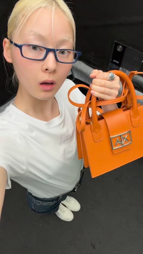 Instagram post by @gummymile for Armani Exchange. Caption reads: [...] 皆さんはどちらが好きですか♡🤔 • • • @armaniexchange....