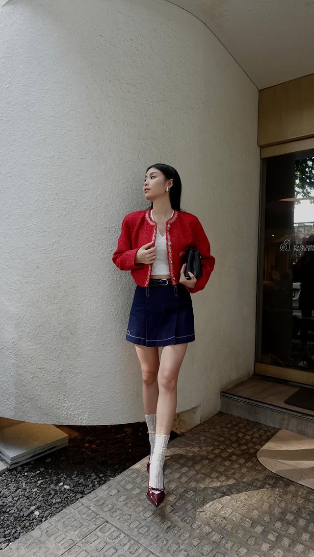 Instagram post by @estercarolinalo for Pomelo Fashion. Caption reads: Switching it up with @pomelofashion_id ! 🌟two....
