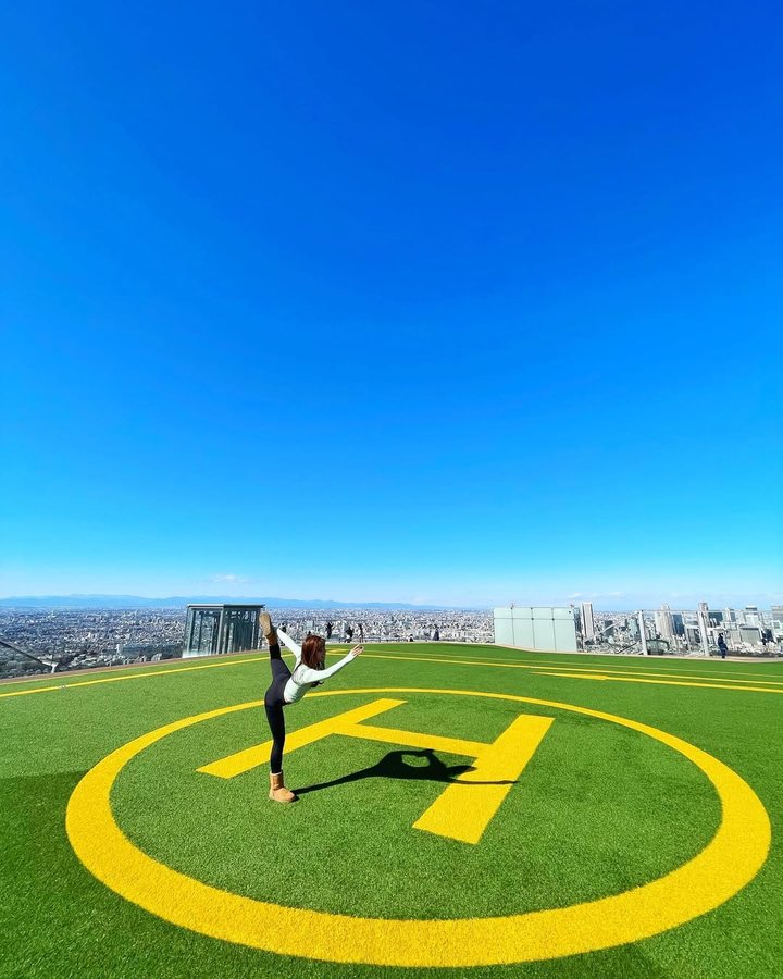 Instagram post by @vitamin_kiki for Onearts. Caption reads: Confidence is living your life and being happy....