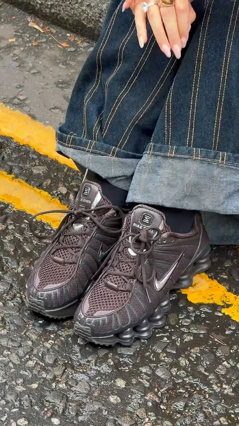 Instagram post by @isiifernandeez for schuh. Caption reads: Styling my @nikelondon Shox TL with me @schuh 🍫🤎....