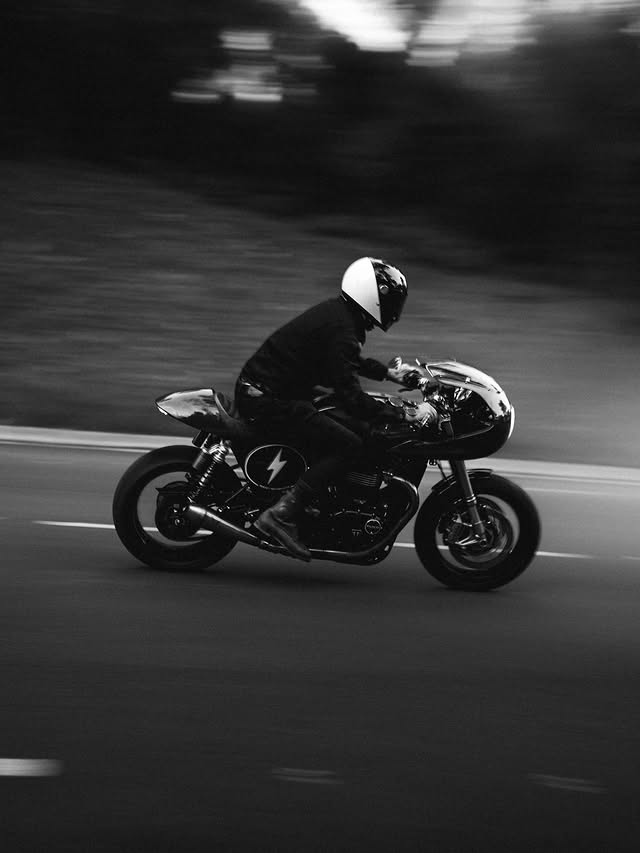 Instagram post by @puko.moto for Peak Design. Caption reads: [...] that madness with 30% off everything....