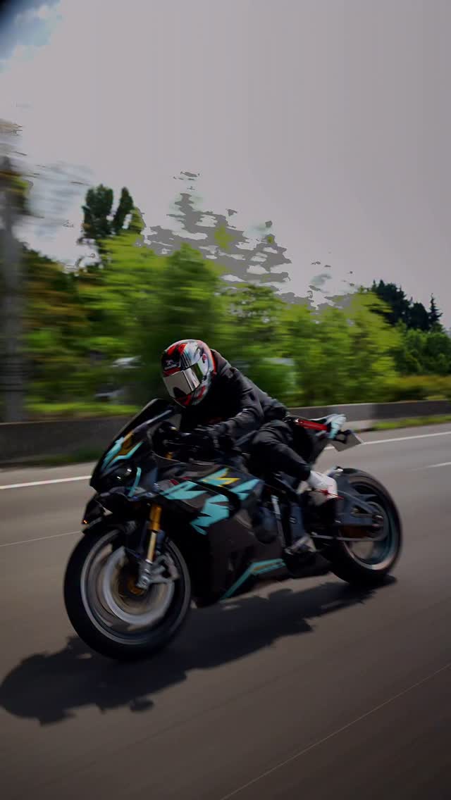 Instagram post by @bibi_bikerrr for SHARK Helmets. Caption reads: [...] who’s back !💨 @shark_helmets 🚀....