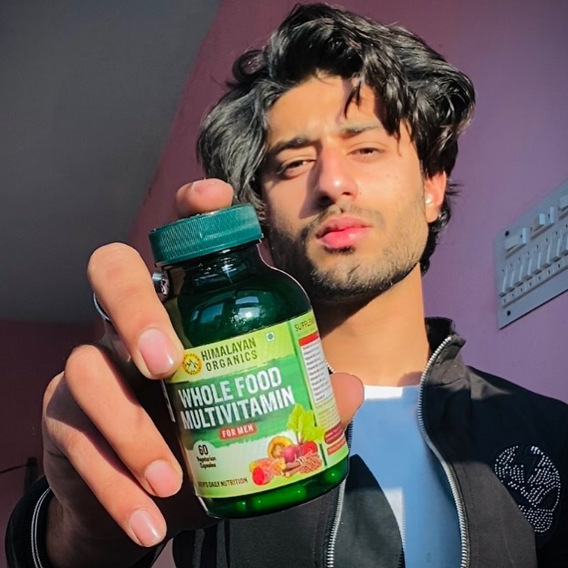 Instagram post by @dddiiii____________ for Himalayan Organics. Caption reads: [...] daily Routine essentials❤️

✅I use Himalayan....