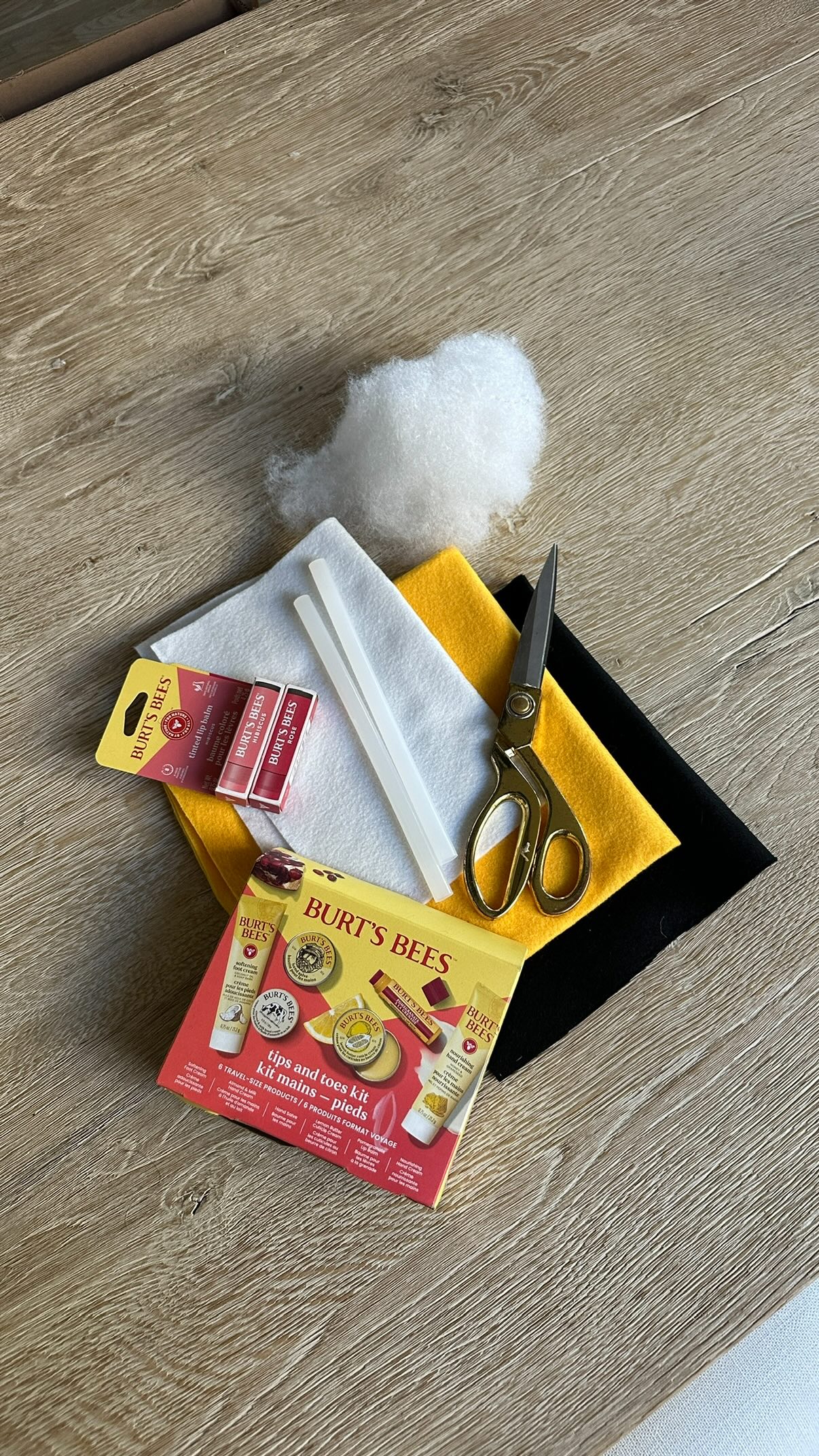 Instagram post by @the_avantgarde_ for Burt's Bees. Caption reads: #BurtsBeesPartner Holiday gifting doesn’t have to....