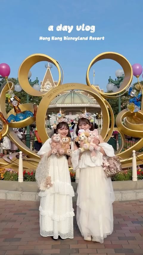 Instagram post by @ami___nmo for Hong Kong Disneyland. Caption reads: ︴Hong Kong Disneyland Resort , 2day 🏰🤍 [...].