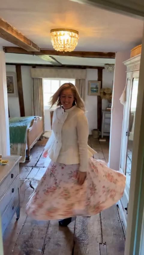 Instagram post by @myenglishcountrycottage for Son de Flor. Caption reads: A winter’s dream day.

Holed up in my cottage for....