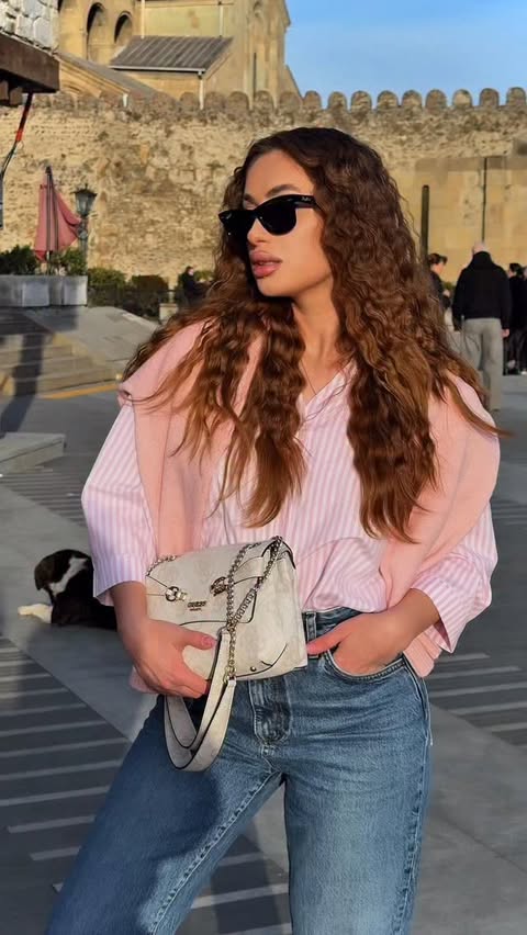 Instagram post by @te9abro_ for GUESS. Caption reads: [...] pink vibe to brighten the day ✨🩷 👜 -....