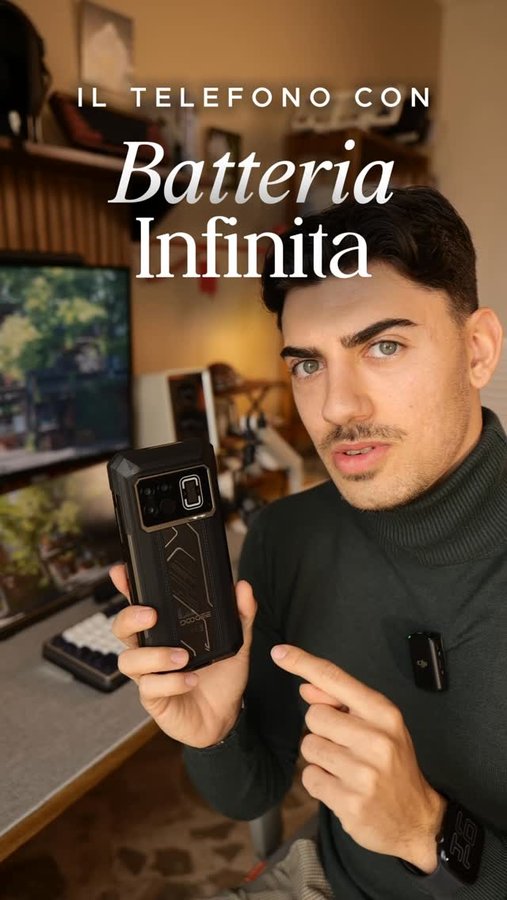 Instagram post by @techjee_ for DOOGEE. Caption reads: [...] smartphone ha una batteria INFINITA😳🤯....