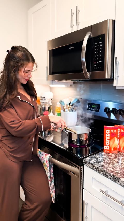 Instagram post by @leakirstyn for Banza. Caption reads: [...] eating actually looks like. 🍽️

🧀....