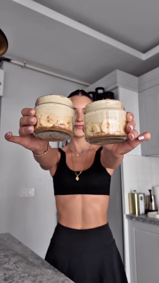 Instagram post by @gizeemozgen for Supplementler.com. Caption reads: 🍌🍫♥️ #healtyfood #recipe #recipeoftheday....