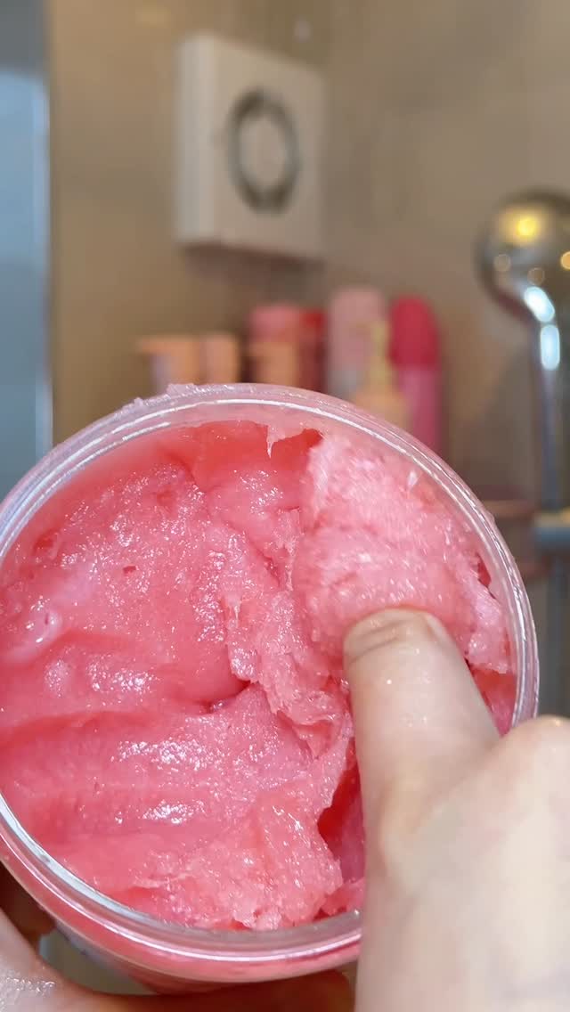 Instagram post by @esmewolfsohn for mallowsbeauty. Caption reads: [...] shower routine 🎀🌷
Using
 @lush 
@yesstudio....