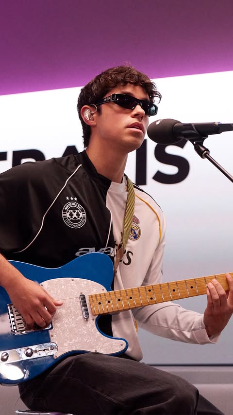 Instagram post by @hoyer for Apple Music. Caption reads: @hoyer se luce con su performance de “TOUR” en....