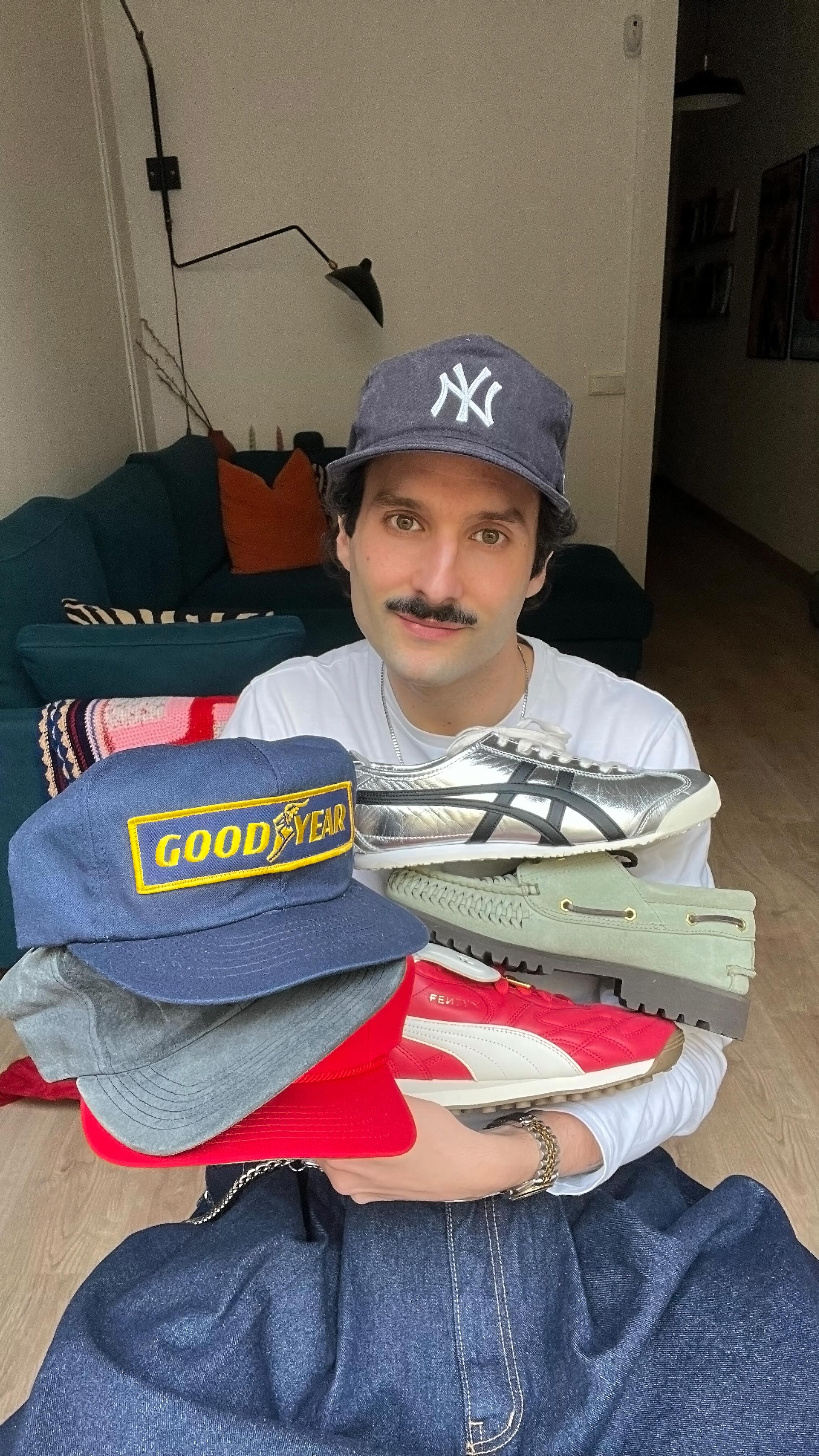Instagram post by @gat.noir for Vinted. Caption reads: Como sé que os gustan mucho las gorras vintage y....