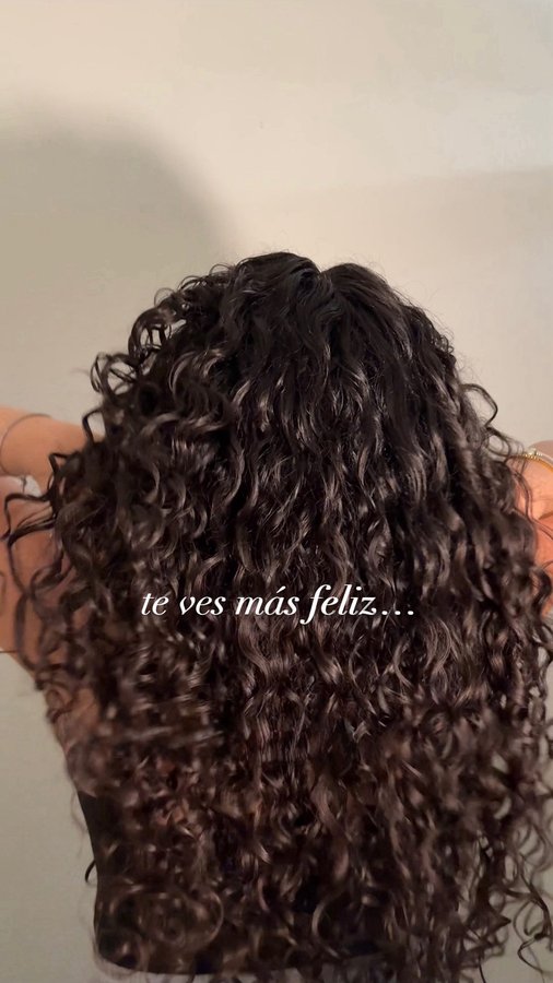 Instagram post by an influencer for Dove. Caption reads: #DovePartner ¿La razón por la que [...].