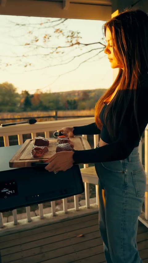 Instagram post by @jackieredmond for Napoleon Grills. Caption reads: [...] how do you like your steak !? 😏🥩....