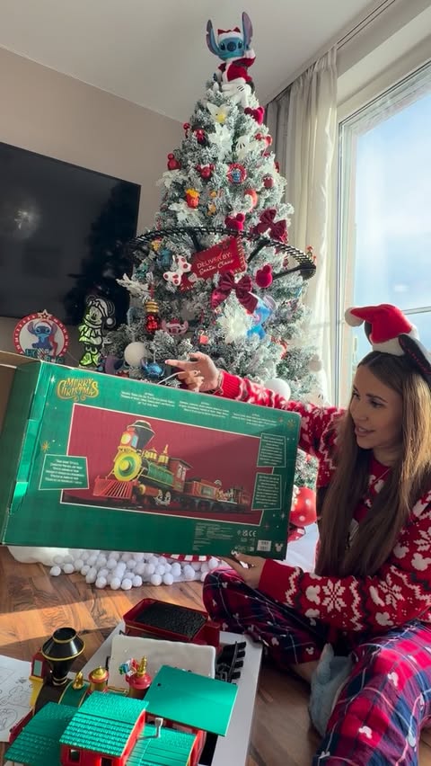 Instagram post by @izz_chichi for Disney Store. Caption reads: Disney Christmas Holiday Zug 🚂 fährt 😍! #disney....