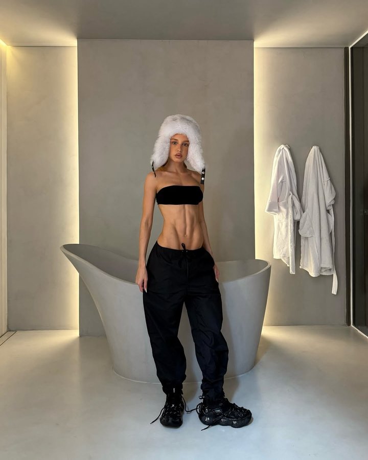 Instagram post by @maluborgesm for Melissa. Caption reads: X ICON - new fav shoes 
MELISSA X ICON pré-venda....