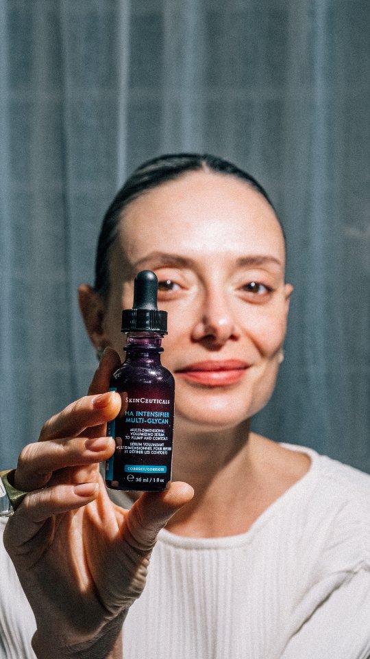 Instagram post by @vaniagoy for SkinCeuticals. Caption reads: Um sérum que preenche a pele com o equivalente a....