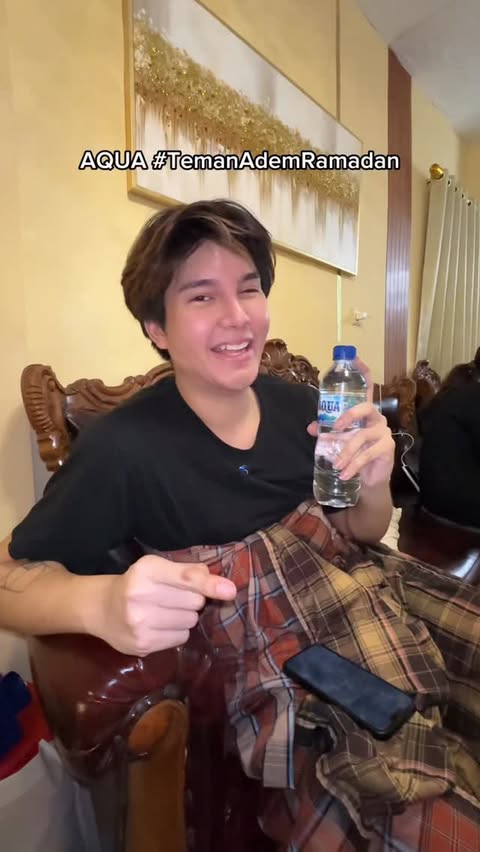 Instagram post by @haga_mars for Sehat AQUA. Caption reads: biar ga marah2 minum dulu deh #TemanAdemRamadan.