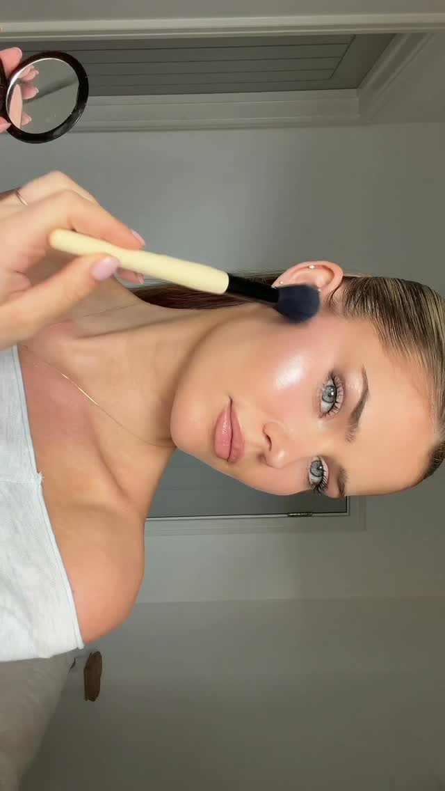 Instagram post by @sophpontin for Guerlain. Caption reads: i'll never stop talking about this highlighter....